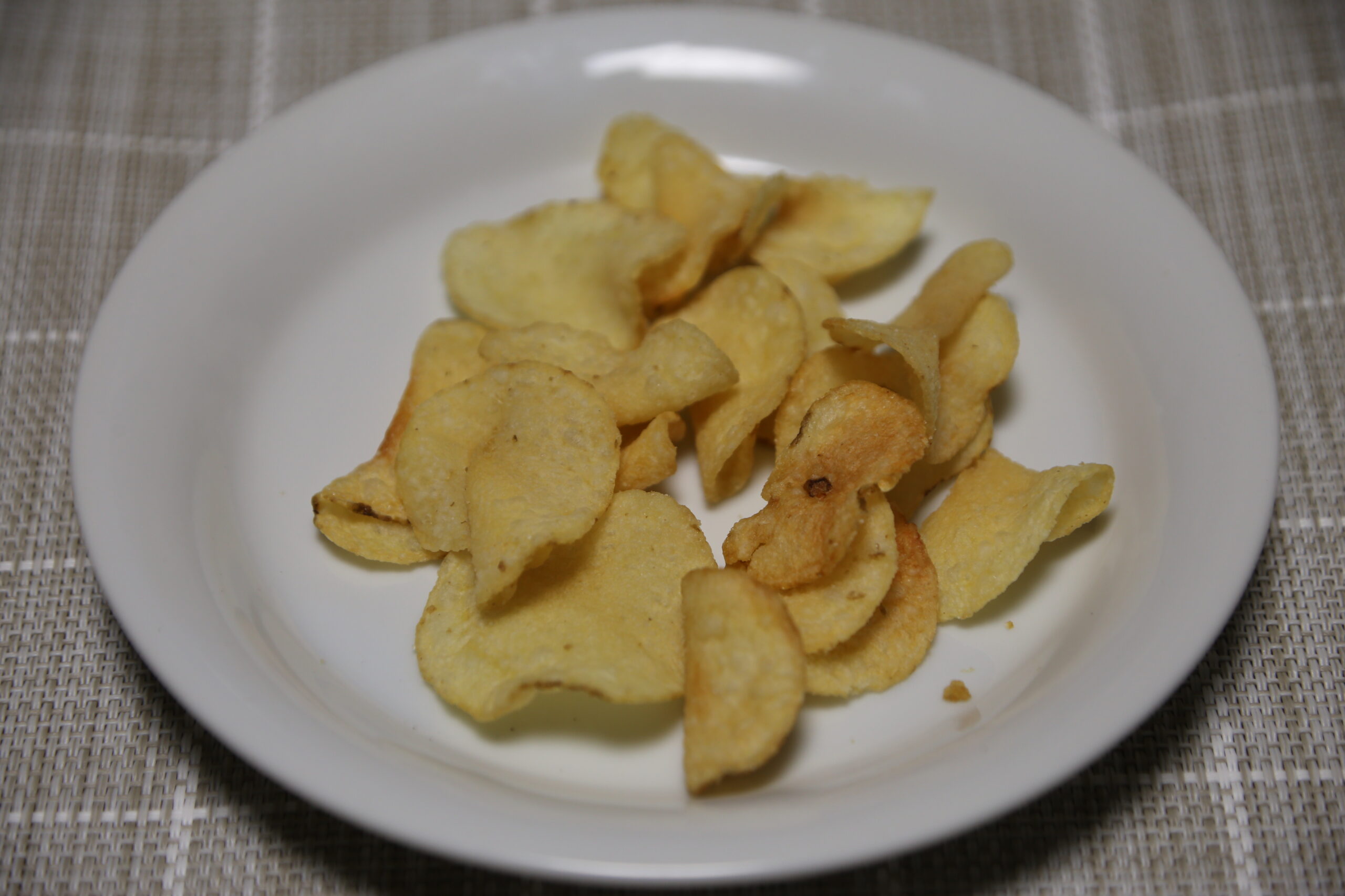 흰 접시에 놓인 가타아게 포테토 연한 소금맛 감자칩